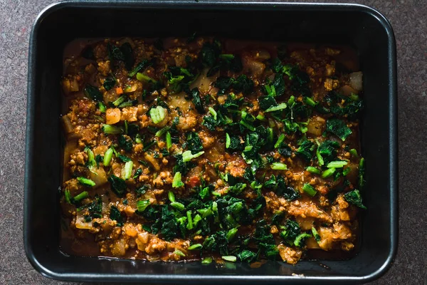 Lasagnes végétaliennes en cours de fabrication avec des épinards au fromage sans produits laitiers et v — Photo