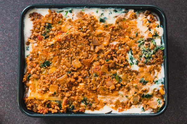 Vegane Lasagne mit milchfreiem Käse und veganem Bolognese-Hackfleisch — Stockfoto