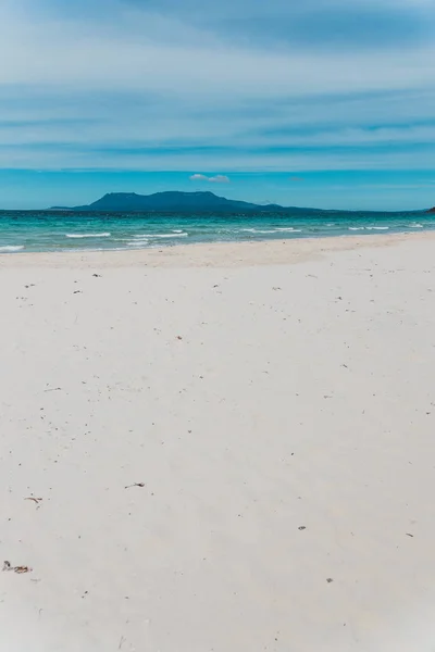 Spiaggia primaverile in Tasmania, Australia dall'aspetto incontaminato e desertico — Foto Stock