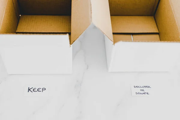 Concepto de decluttering, cajas de almacenamiento para ordenar entre objetos a k — Foto de Stock