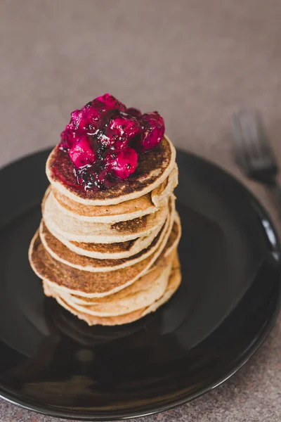 Vegan μπανάνα τηγανίτες στοίβα με εξωτικά dragonfruit coulis για να — Φωτογραφία Αρχείου