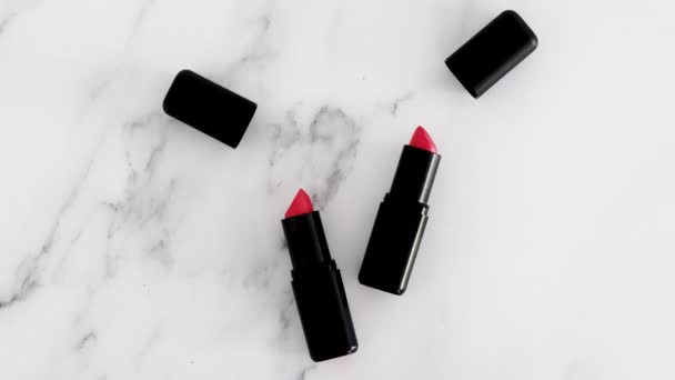 Beauty Industrie Concurrentie Conceptuele Video Twee Identieke Uitziende Lippenstiften Met — Stockvideo