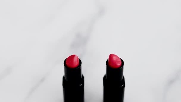 Konzeptvideo Für Den Wettbewerb Der Schönheitsindustrie Zwei Identisch Aussehende Lippenstifte — Stockvideo