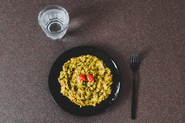 Curryris med körsbärstomater och örter — Stockfoto