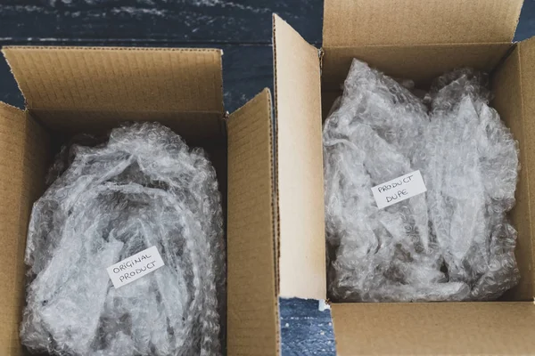 Producto original vs etiqueta de imitación engañosa dentro del paquete de entrega —  Fotos de Stock