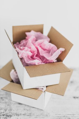 Dağıtım kutuları üst üste yığılmış pembe pap ile