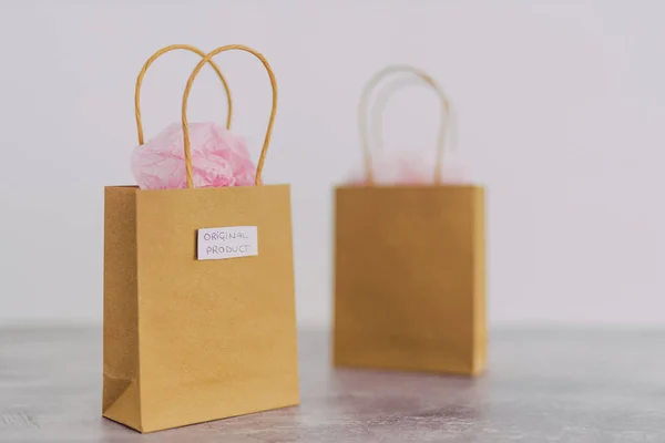 Оригинальный продукт vs обманчивая имитация, сумки с этикетками — стоковое фото