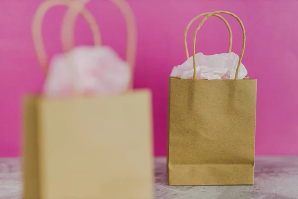 Soortgelijke of alternatieve producten, boodschappentassen zij aan zij met — Stockfoto