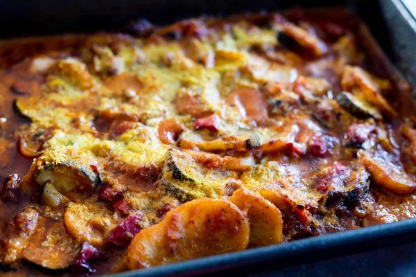 Gemüse backen mit Nährhefe-Belag — Stockfoto