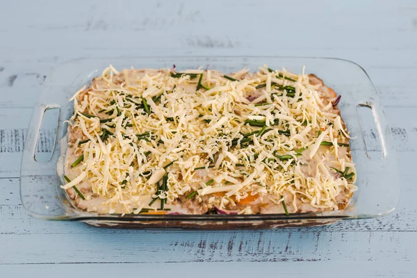 Parmigiana di melanzane con formaggio vegano prima di andare in forno — Foto Stock