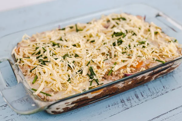 Parmigiana di melanzane con formaggio vegano prima di andare in forno — Foto Stock