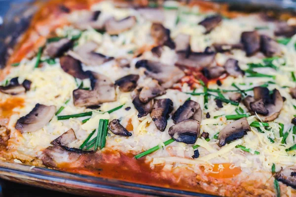 Berinjela parmigiana com queijo vegetariano acabado de sair do forno — Fotografia de Stock