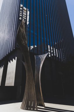 Perth City Hall 'daki modern heykel güçlü bir güneş ışığı altında çekildi.