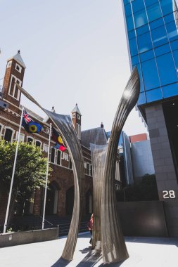 Perth City Hall 'daki modern heykel güçlü bir güneş ışığı altında çekildi.