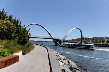 Elizabeth Quay 'in körfez üzerindeki yaya köprüsü ve Kuğu Riv.