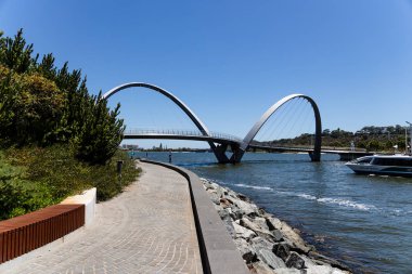Elizabeth Quay 'in körfez üzerindeki yaya köprüsü ve Kuğu Riv.