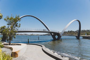 Elizabeth Quay 'in körfez üzerindeki yaya köprüsü ve Kuğu Riv.