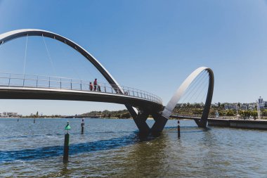 Elizabeth Quay 'in körfez üzerindeki yaya köprüsü ve Kuğu Riv.