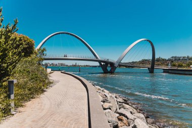 Elizabeth Quay 'in körfez üzerindeki yaya köprüsü ve Kuğu Riv.