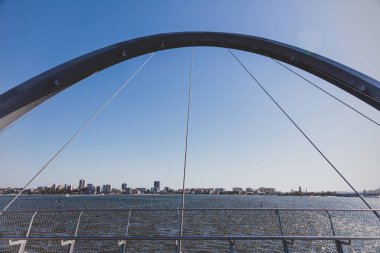 Elizabeth Quay 'in körfez üzerindeki yaya köprüsü ve Kuğu Riv.