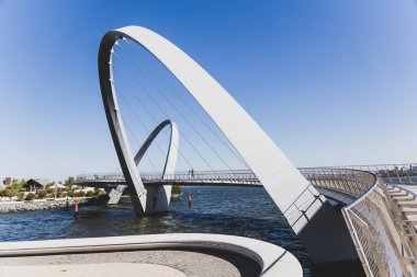 Elizabeth Quay 'in körfez üzerindeki yaya köprüsü ve Kuğu Riv.
