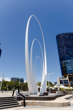 Perth Cbd ve Skylin 'deki Elizabeth Quay' in Spanda heykeli.