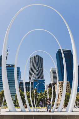 Perth Cbd ve Skylin 'deki Elizabeth Quay' in Spanda heykeli.