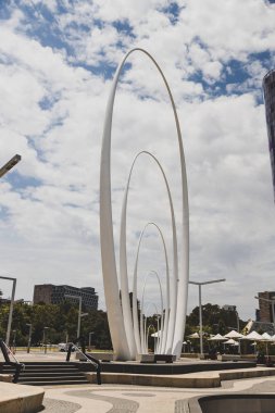 Perth Cbd ve Surrou 'daki Elizabeth Quay' in Spanda heykeli.