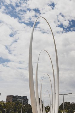 Perth Cbd ve Surrou 'daki Elizabeth Quay' in Spanda heykeli.