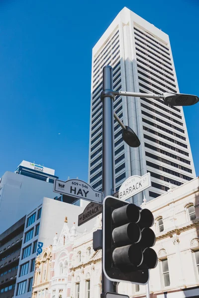Perth City Cbd sokak lambası ve yol tabelalarıyla çekilmiş.