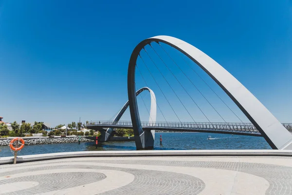 Elizabeth Quay 'in körfez üzerindeki yaya köprüsü ve Kuğu Riv.