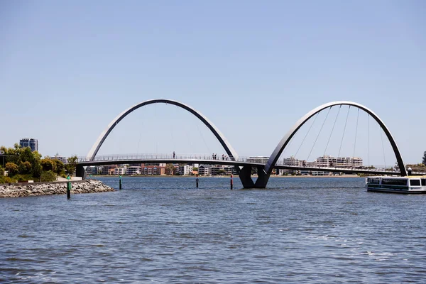 Elizabeth Quay 's voetgangersbrug over de baai en de Swan Riv — Stockfoto