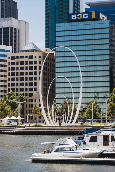 The Spanda sculpture on Elizabeth Quay's in Perth CBD and skylin — Stock Photo, Image