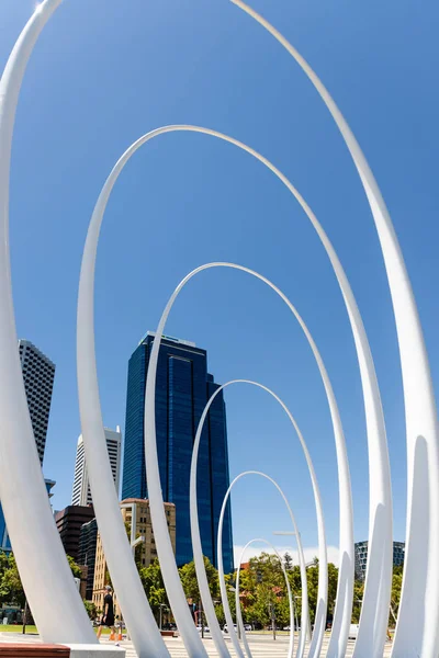 La escultura Spanda en Elizabeth Quay en Perth CBD y skylin — Foto de Stock