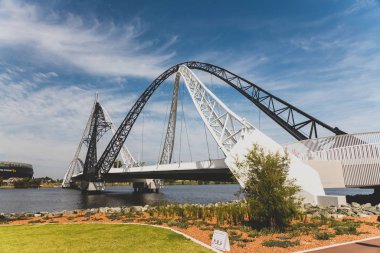 Perth City 'deki Kuğu Nehri üzerindeki Matagarup Köprüsü.