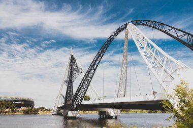Perth City 'deki Kuğu Nehri üzerindeki Matagarup Köprüsü.