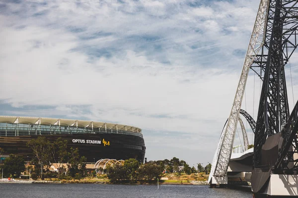 The Matagarup Bridge over the Swan River in Perth city CBD and t — Stock Photo, Image