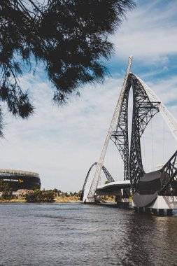 Perth City 'deki Kuğu Nehri üzerindeki Matagarup Köprüsü.