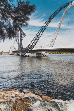 Perth Cbd 'deki Kuğu Nehri üzerindeki Matagarup Köprüsü.