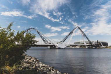 Perth City 'deki Kuğu Nehri üzerindeki Matagarup Köprüsü. 