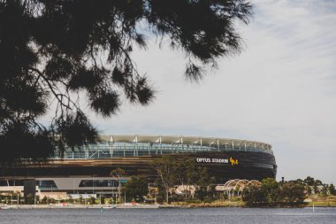 Perth City 'deki Optus Stadyumu. Kuğu Nehri' nin önündeki Cbd.