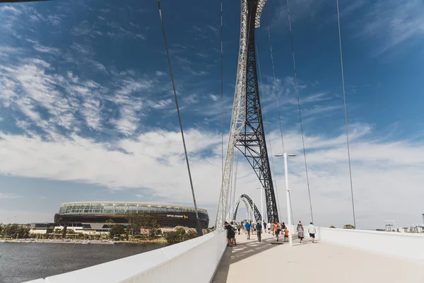 El puente de Matagarup sobre el río Swan en la ciudad de Perth CBD y O — Foto de Stock