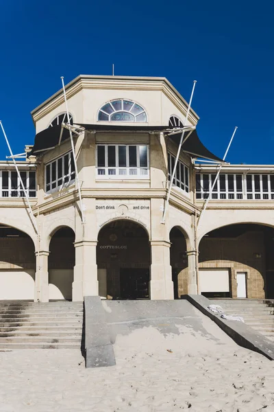Blick auf das berühmte koloniale Gebäude von cottesloe beach, einer der — Stockfoto
