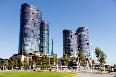 Ritz-Carlton Otel bürosu ve Elizabeth Quay 'deki kuleler.