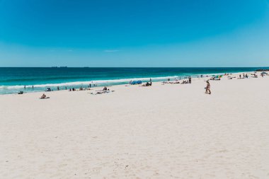 Beyaz kum ve turkuaz suyla Perth yakınlarındaki şehir plajı manzarası