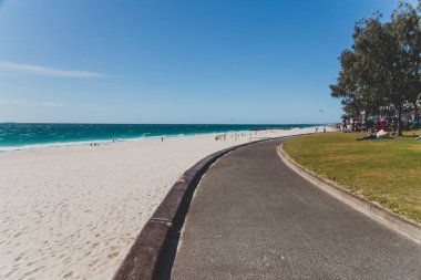Beyaz kum ve turkuaz suyla Perth yakınlarındaki şehir plajı manzarası