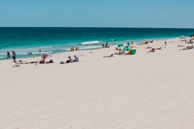 Beyaz kum ve turkuaz suyla Perth yakınlarındaki şehir plajı manzarası