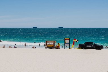Beyaz kum ve turkuaz suyla Perth yakınlarındaki şehir plajı manzarası