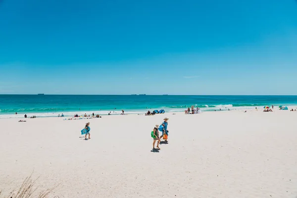 Vista de la playa de la ciudad cerca de Perth con arena blanca y turquesa wate —  Fotos de Stock