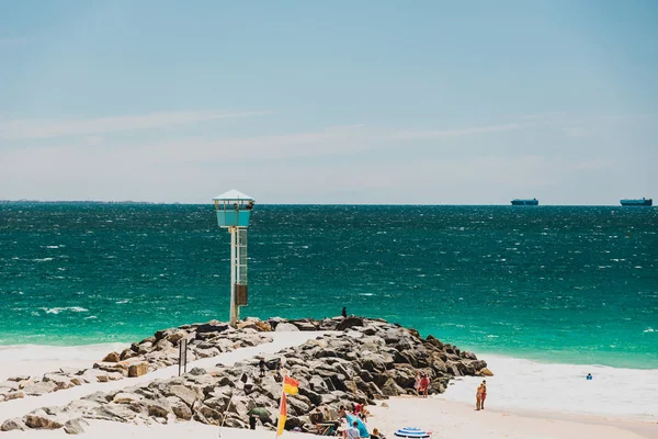 Vista de la playa de la ciudad cerca de Perth con arena blanca y turquesa wate — Foto de Stock